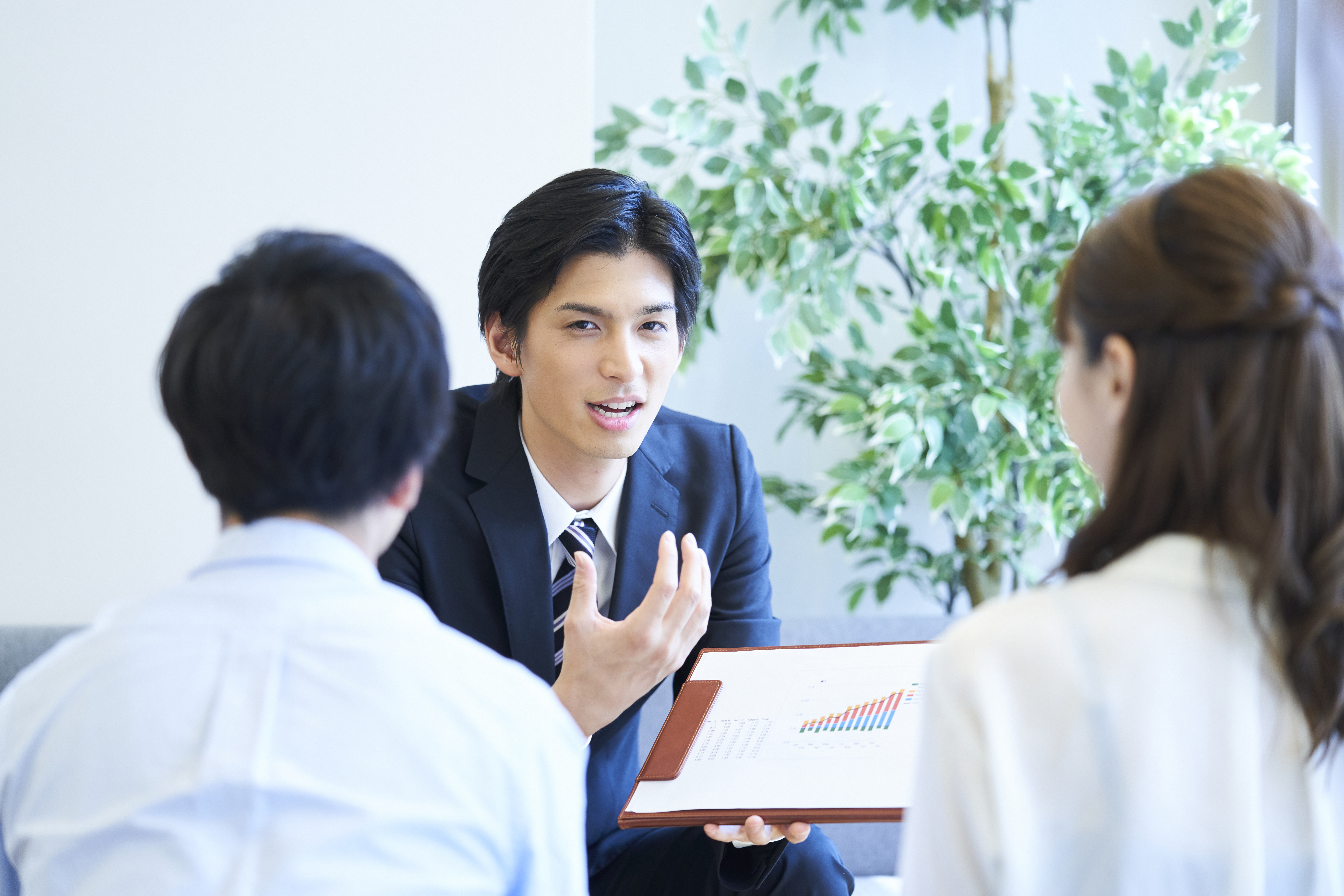 男性と女性が会話をしている様子の画像