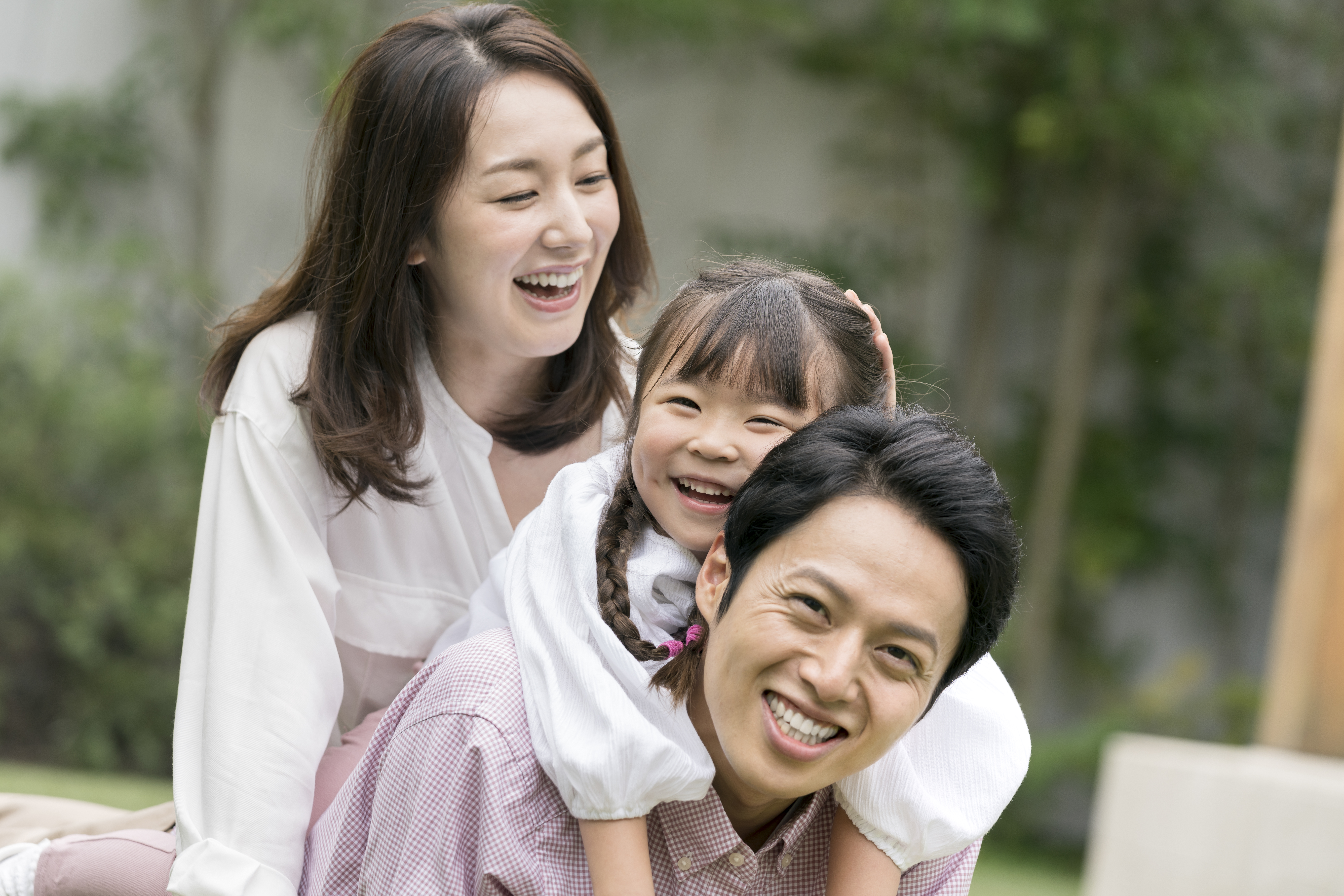 女性が説明をしている様子の画像