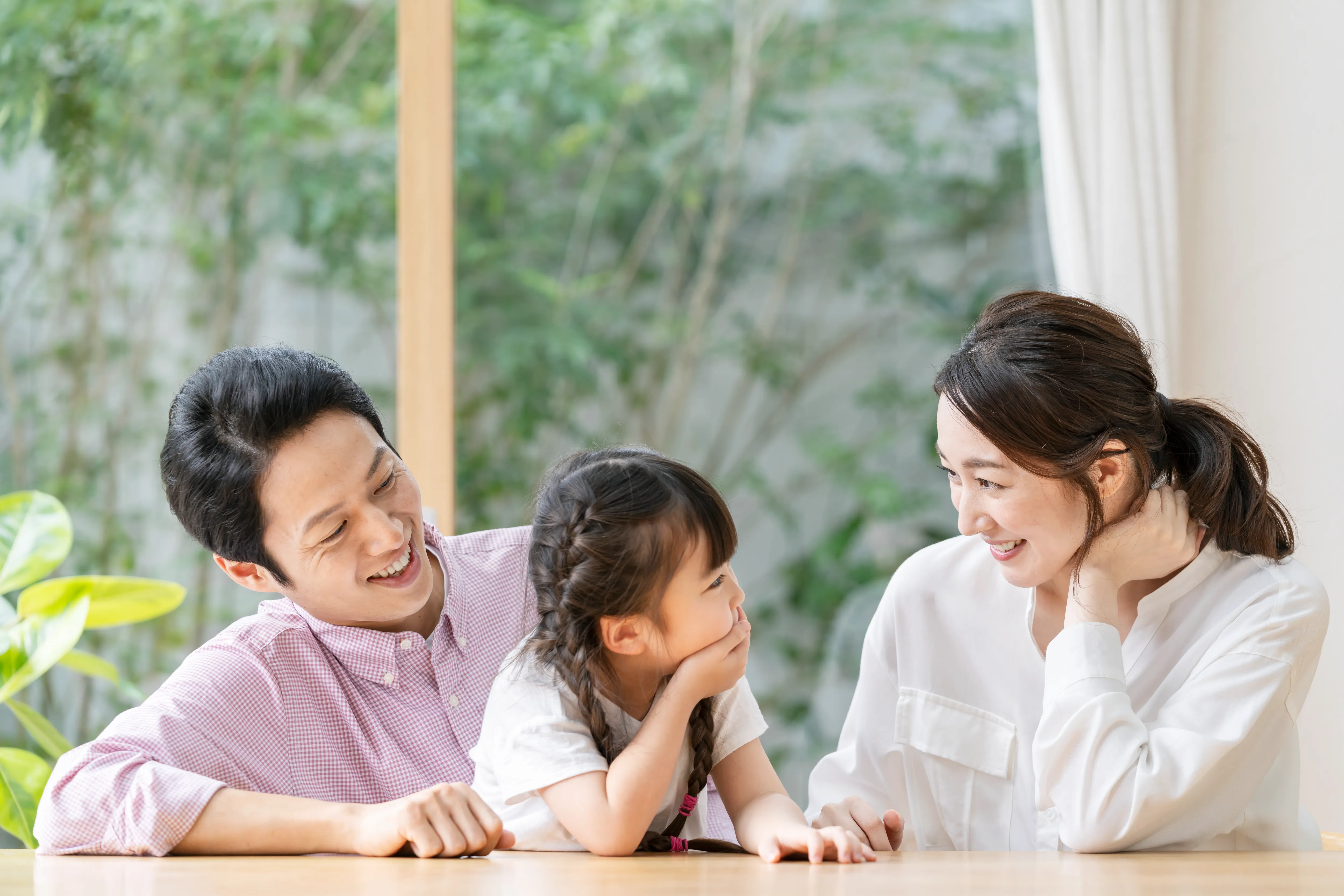 男性と女性が会話をしている様子の画像