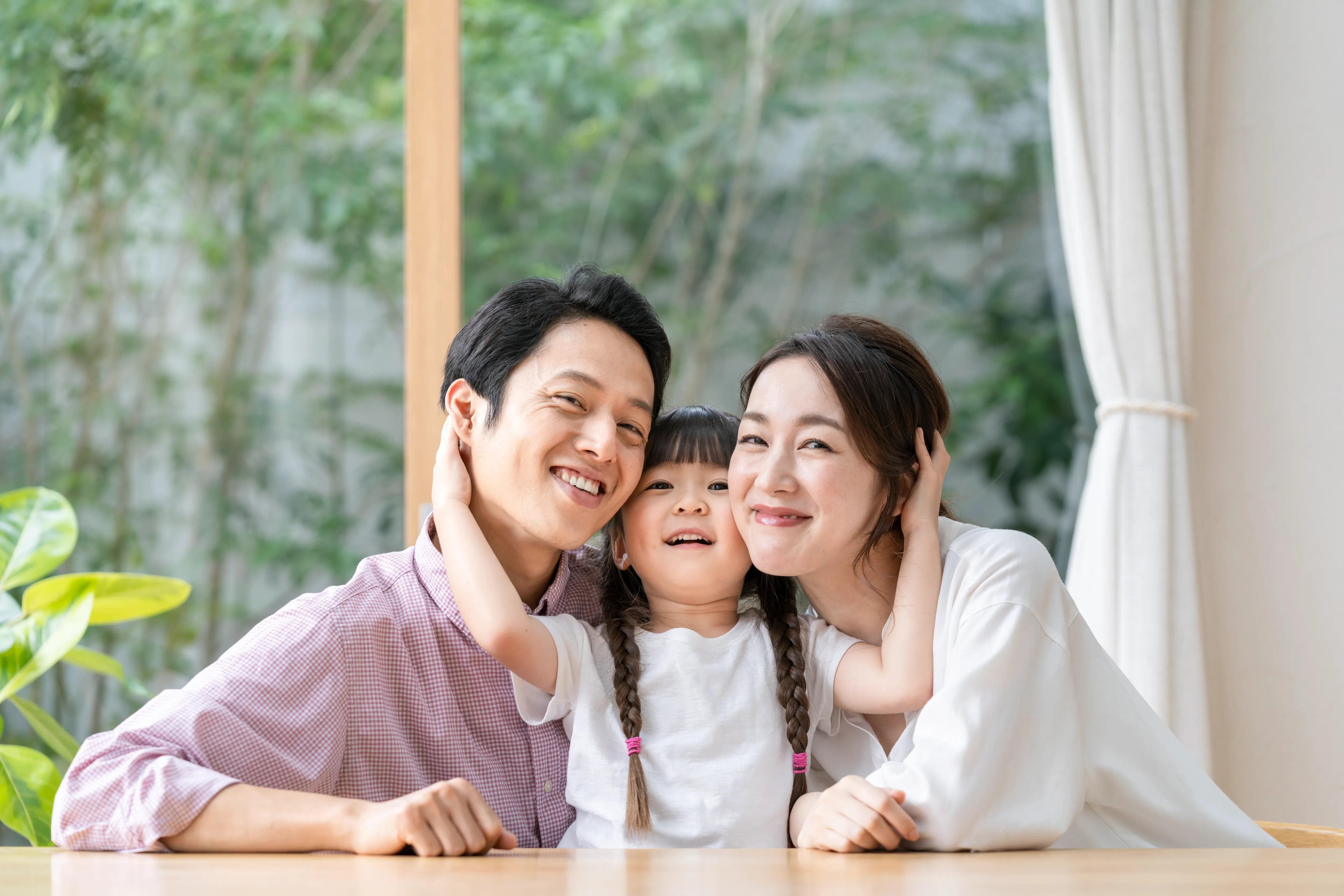 模型に指を指している様子の画像